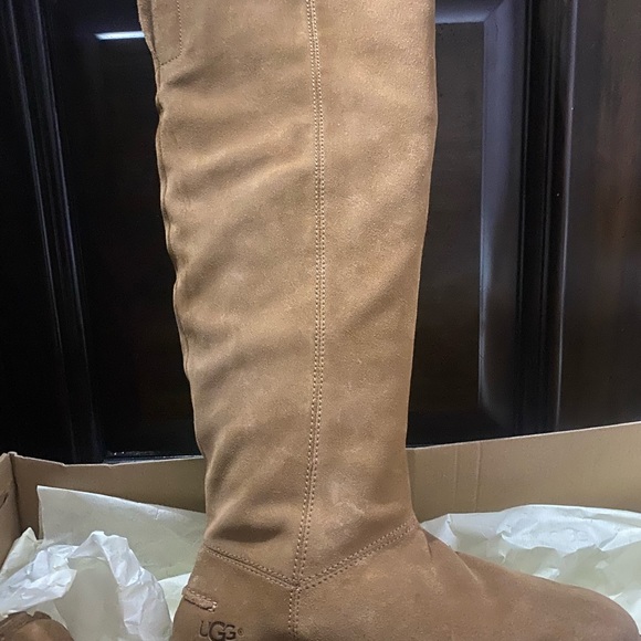Practically brand new UGGs only worn once Come with box - Picture 1 of 2